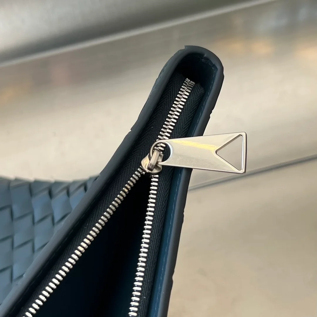 보테가 베네타 인트레치아토 하프 지퍼 파우치