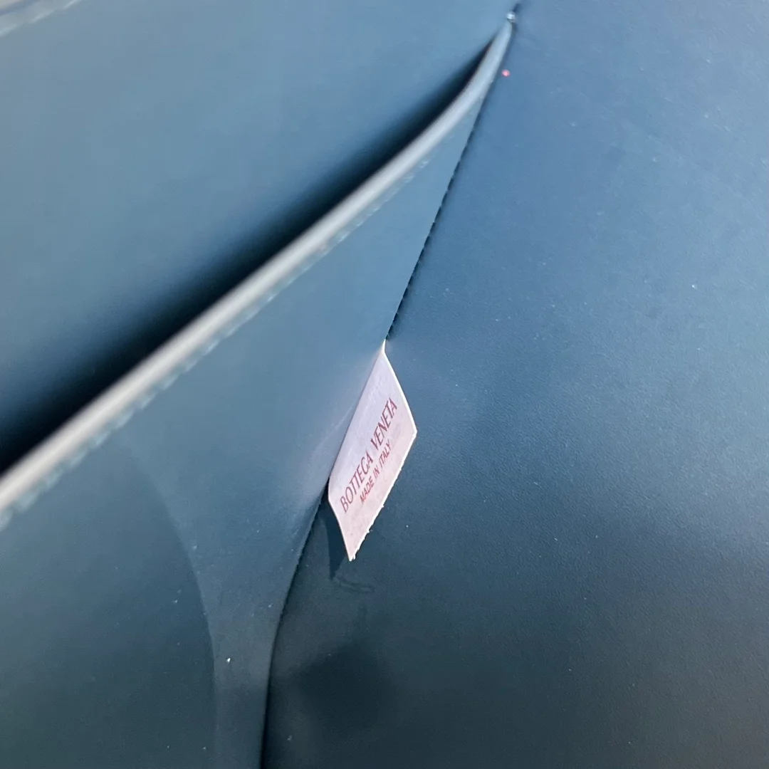 보테가 베네타 인트레치아토 하프 지퍼 파우치