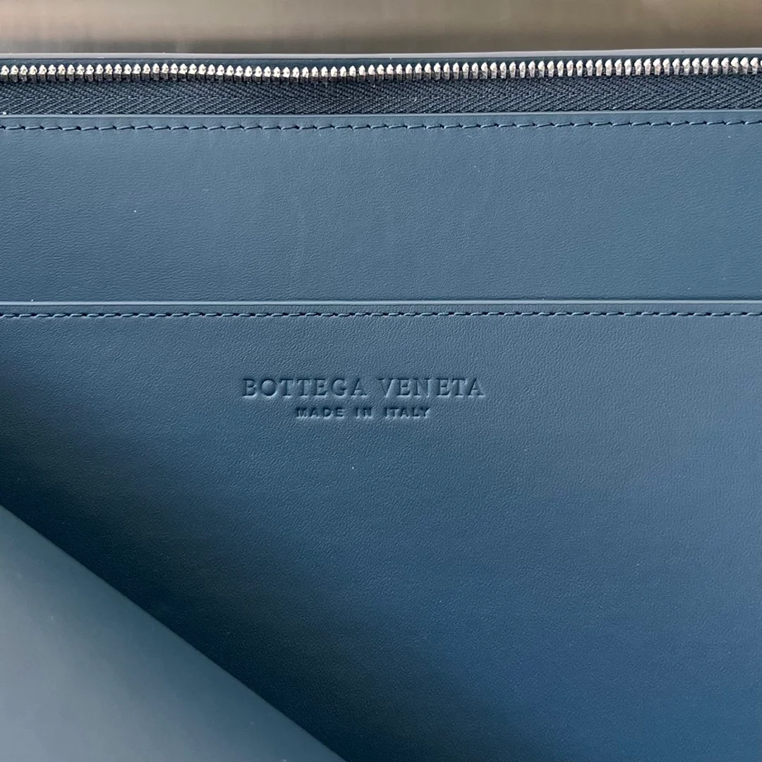 보테가 베네타 인트레치아토 하프 지퍼 파우치