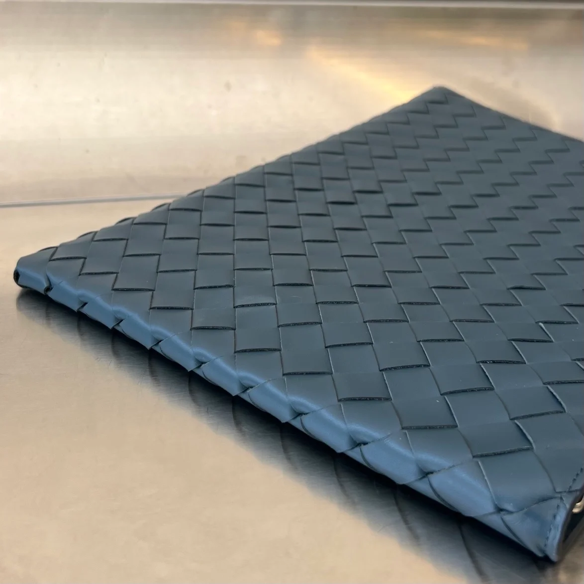 보테가 베네타 인트레치아토 하프 지퍼 파우치