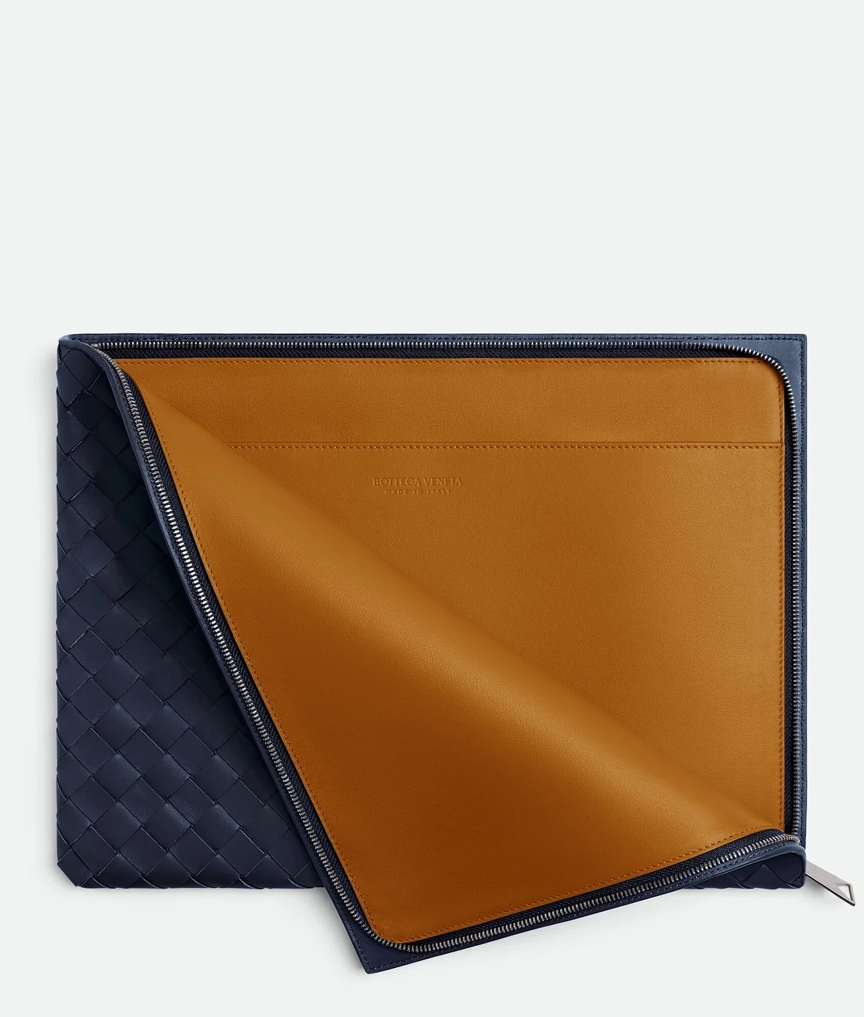 보테가 베네타 인트레치아토 투톤 하프 지퍼 파우치