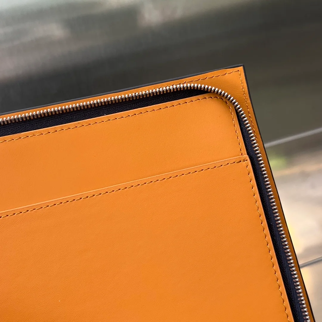 보테가 베네타 인트레치아토 투톤 하프 지퍼 파우치