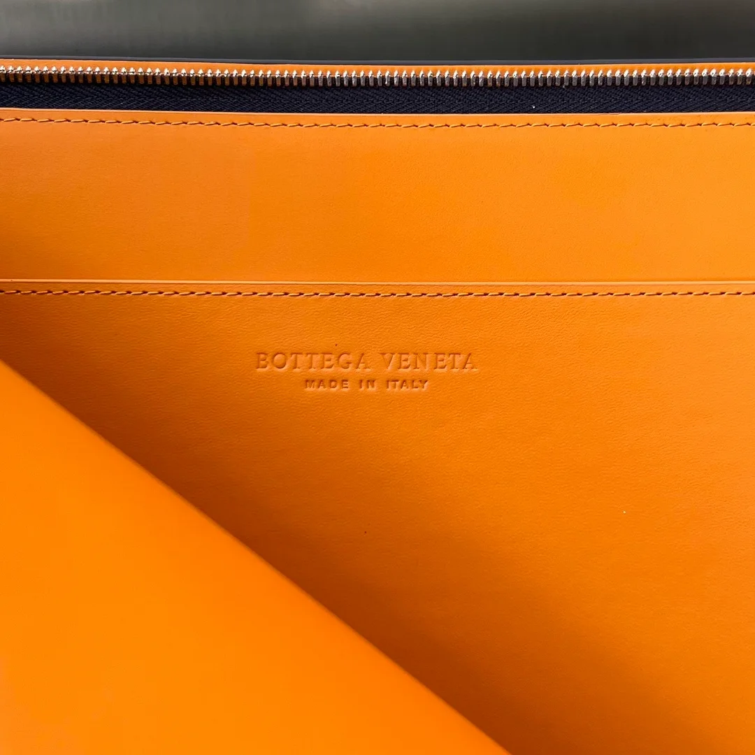 보테가 베네타 인트레치아토 투톤 하프 지퍼 파우치