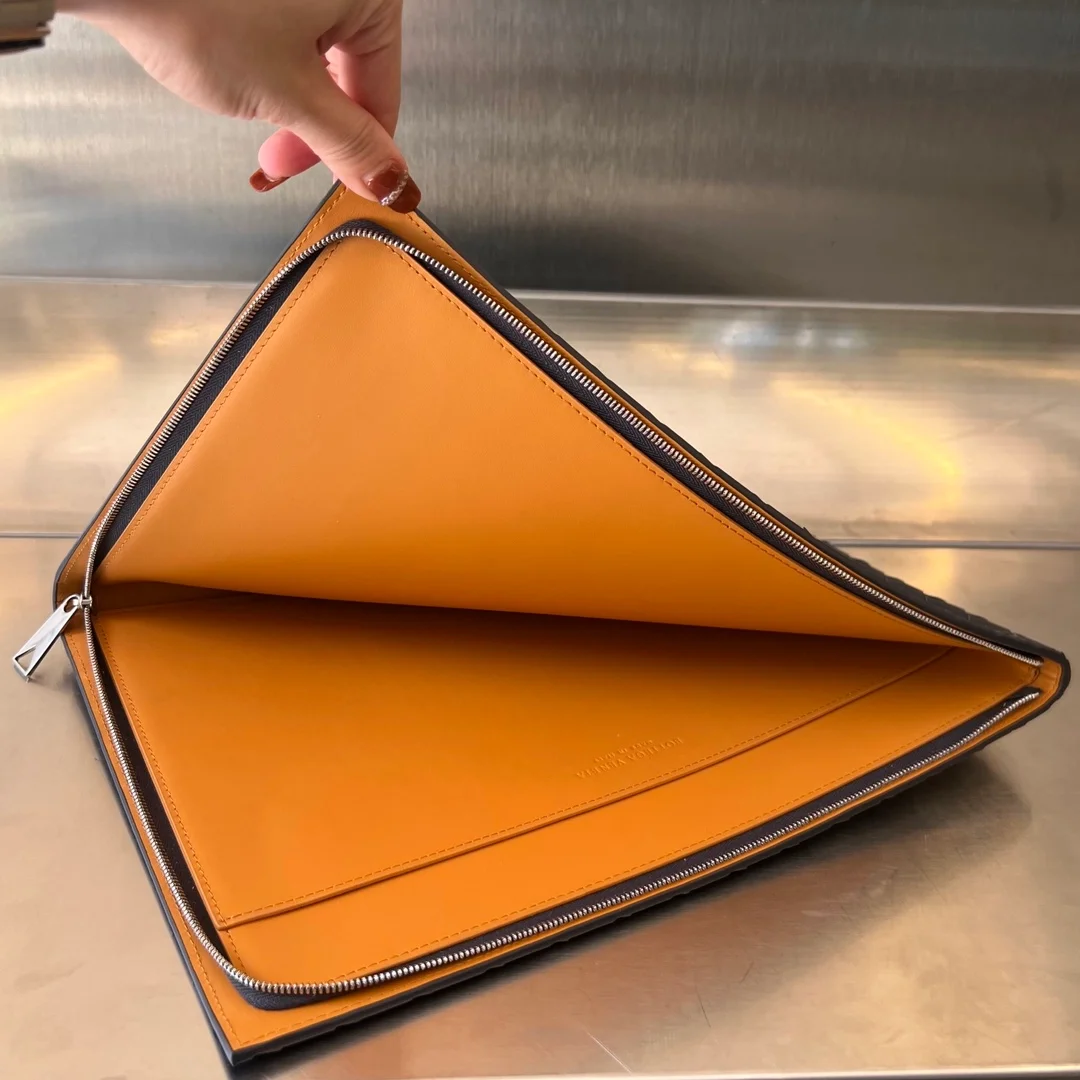 보테가 베네타 인트레치아토 투톤 하프 지퍼 파우치