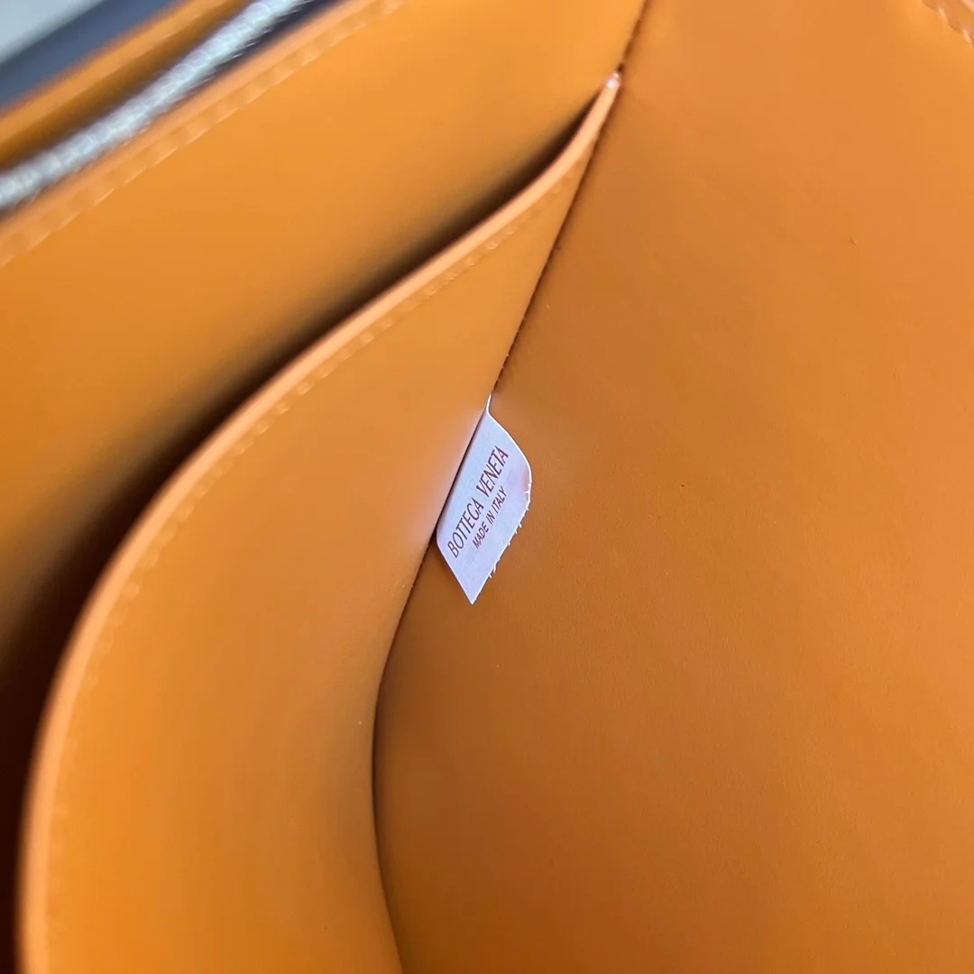 보테가 베네타 인트레치아토 투톤 하프 지퍼 파우치