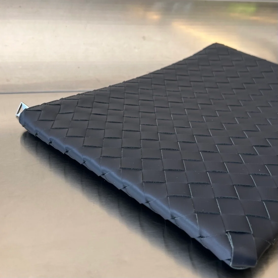 보테가 베네타 인트레치아토 투톤 하프 지퍼 파우치