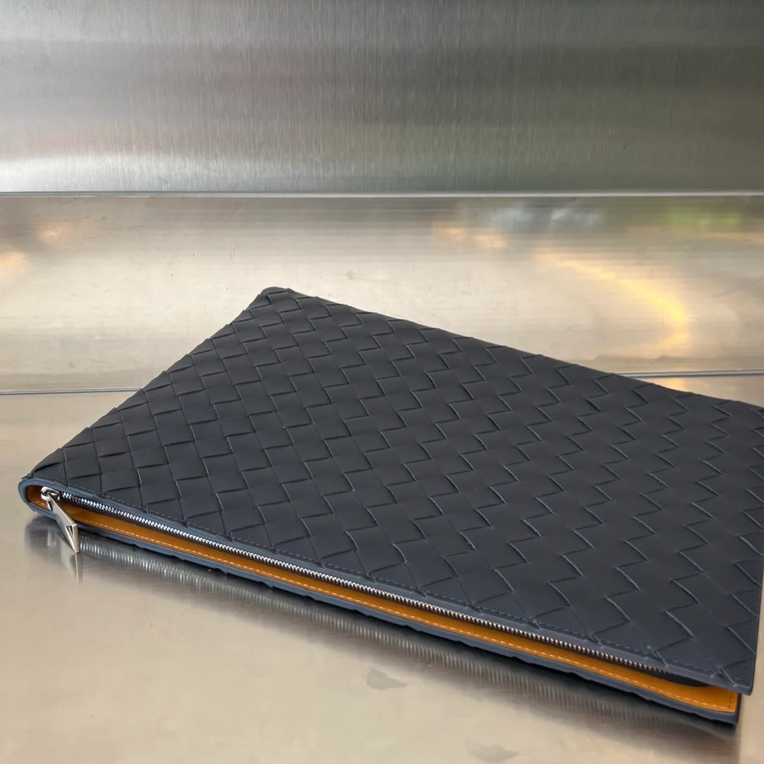 보테가 베네타 인트레치아토 투톤 하프 지퍼 파우치