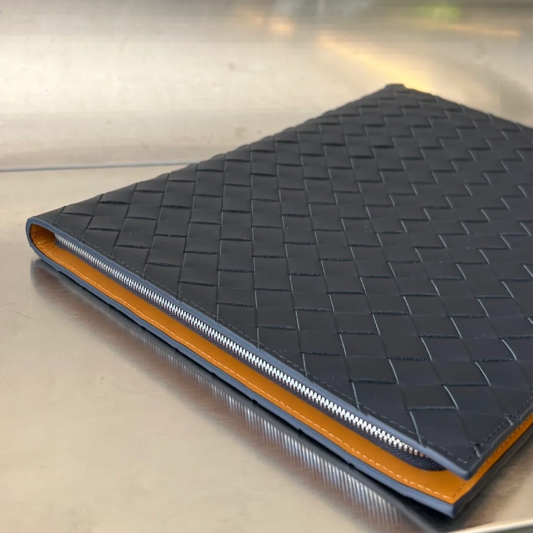 보테가 베네타 인트레치아토 투톤 하프 지퍼 파우치