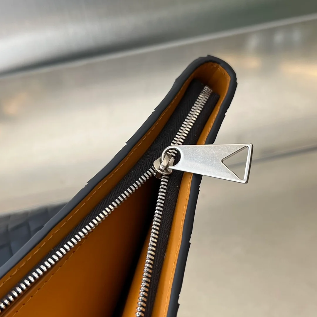 보테가 베네타 인트레치아토 투톤 하프 지퍼 파우치