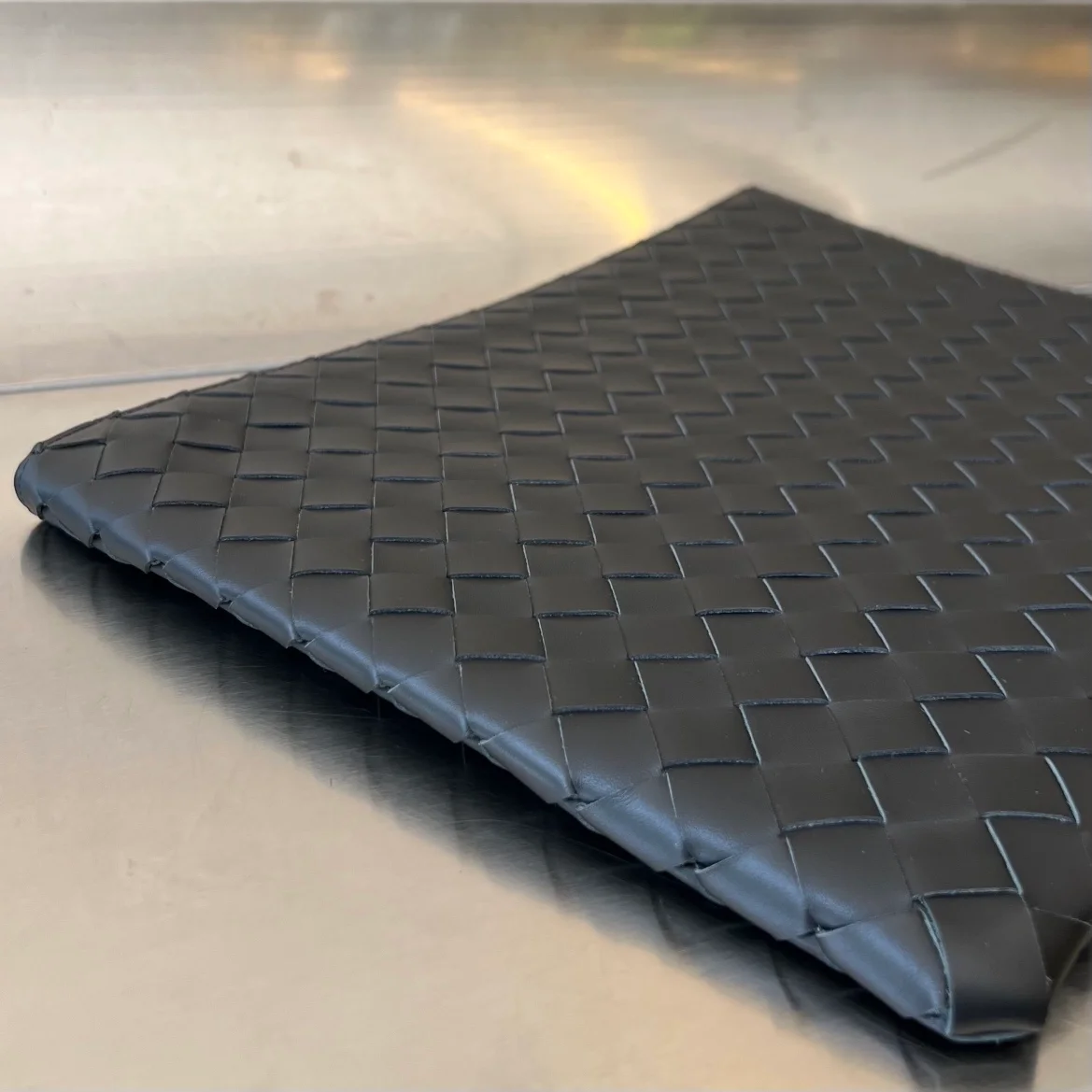 보테가 베네타 인트레치아토 하프지퍼 파우치