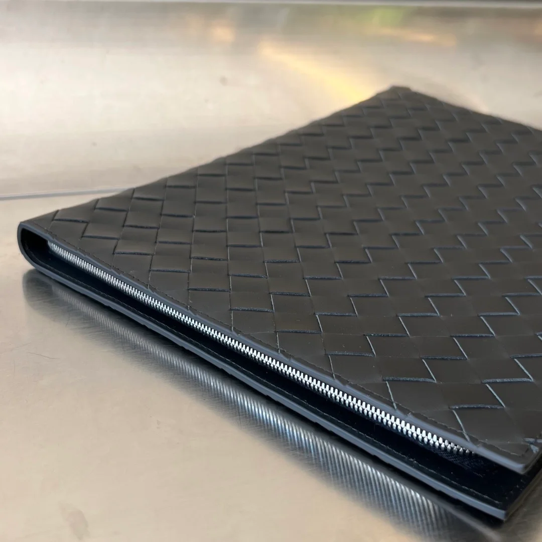 보테가 베네타 인트레치아토 하프지퍼 파우치