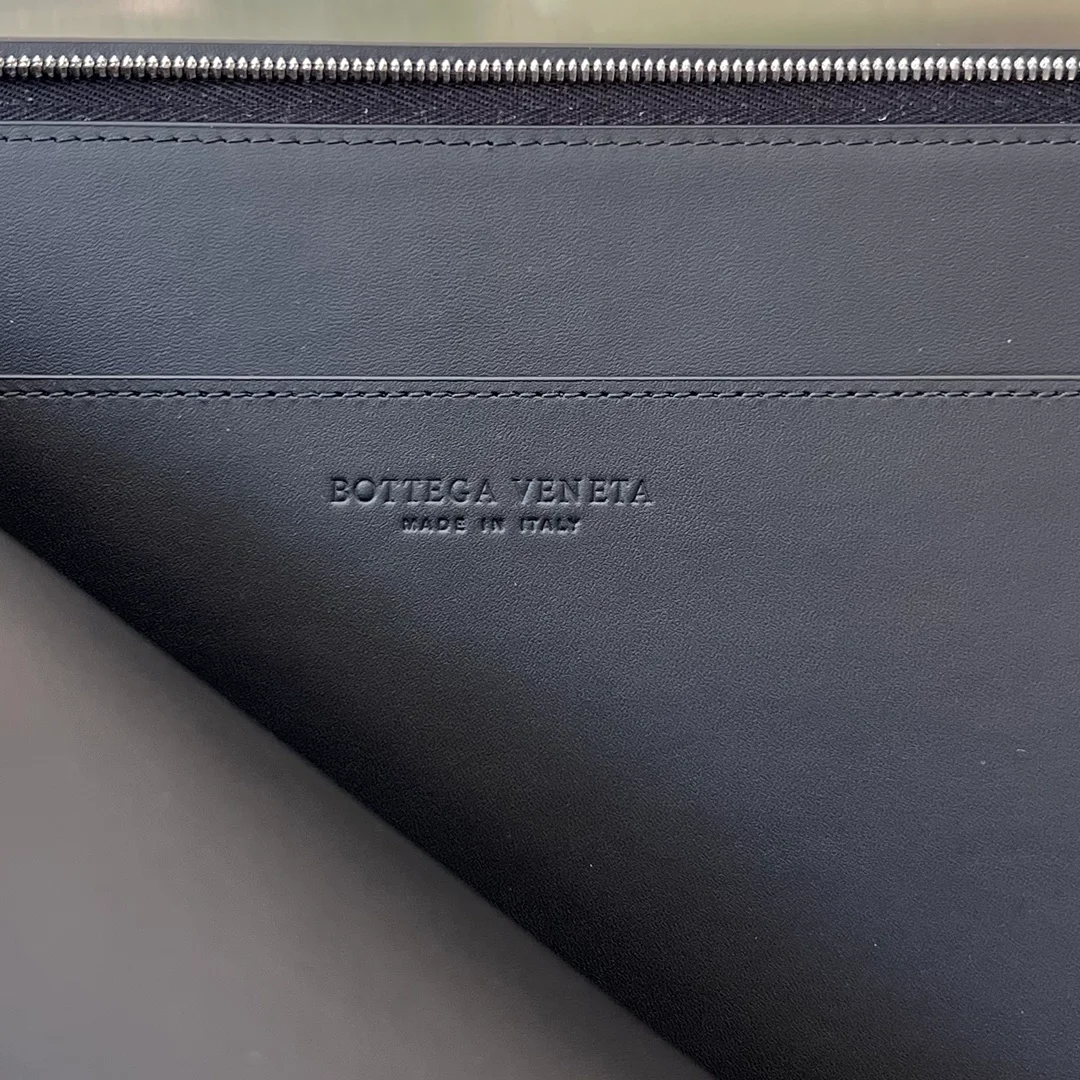 보테가 베네타 인트레치아토 하프지퍼 파우치
