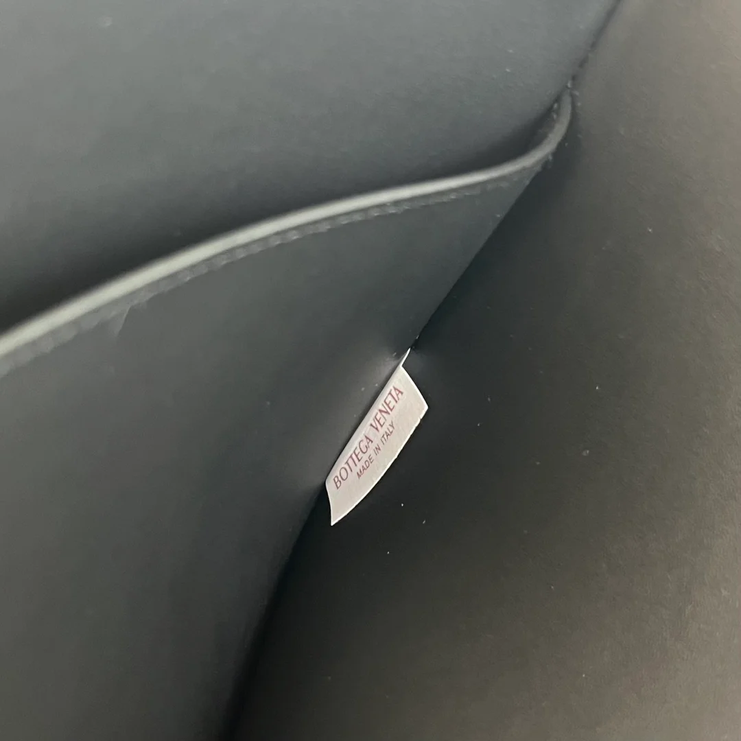 보테가 베네타 인트레치아토 하프지퍼 파우치