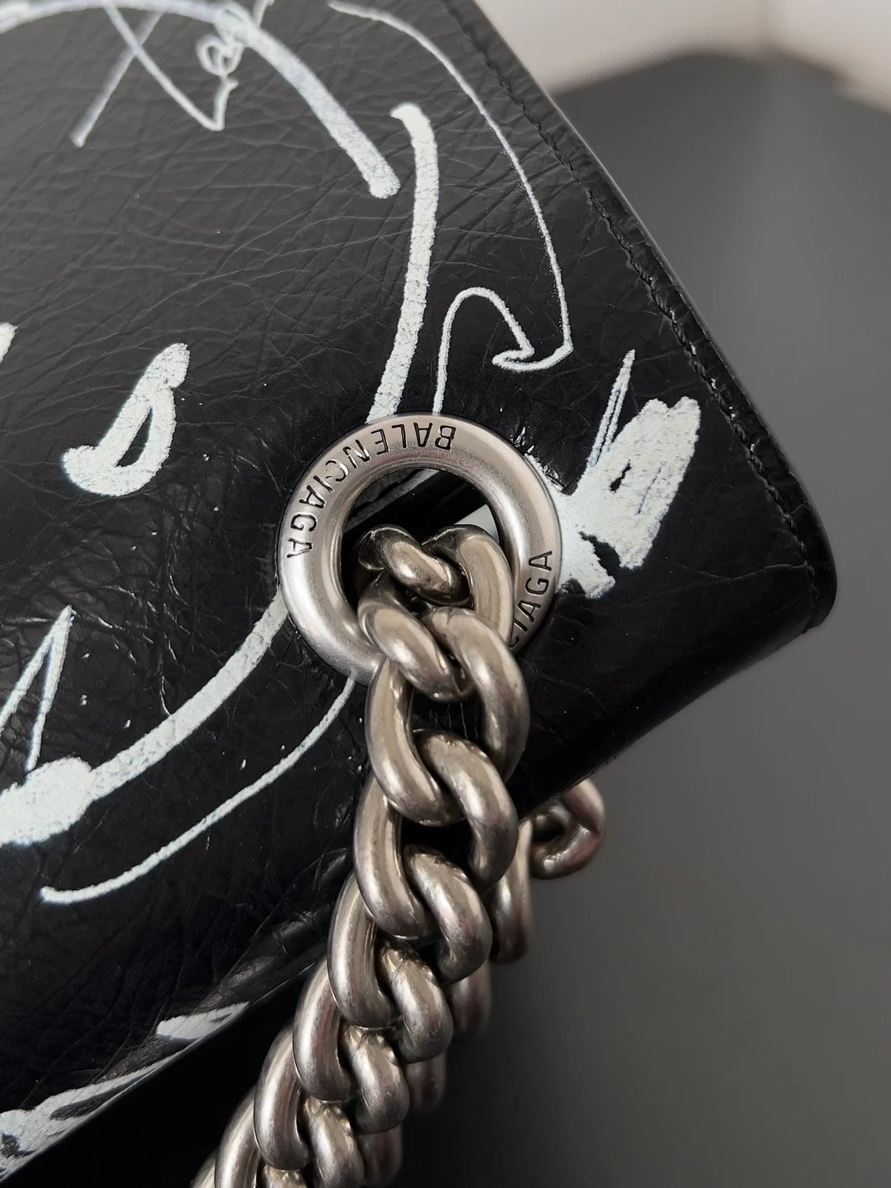 발렌시아가 그래피티 프린트 크러쉬 핸드백