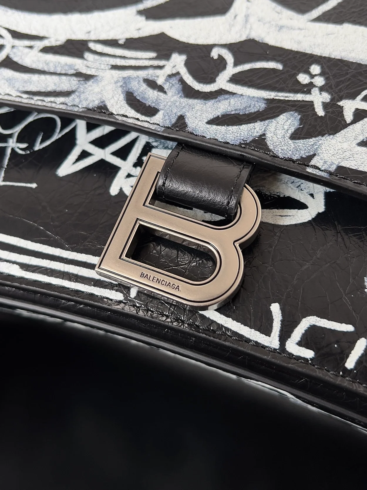 발렌시아가 그래피티 프린트 크러쉬 핸드백