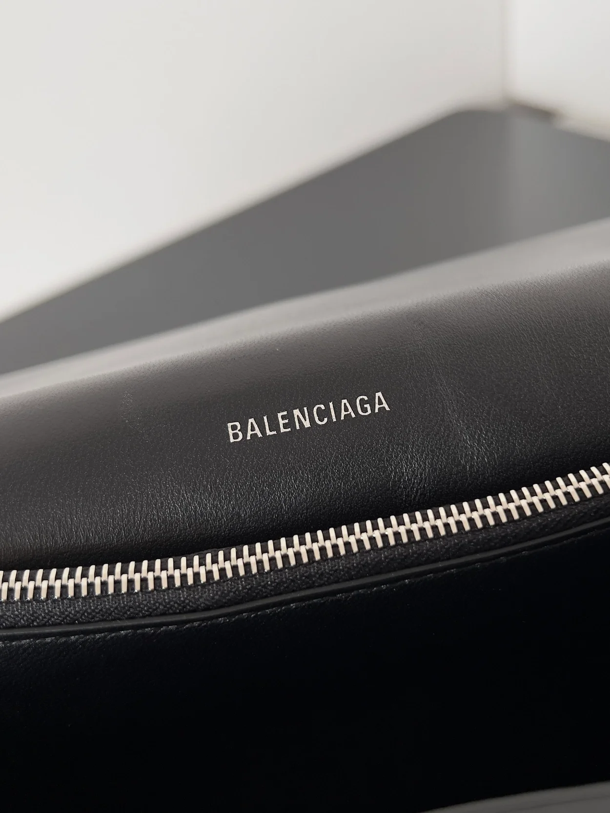 발렌시아가 그래피티 프린트 크러쉬 핸드백