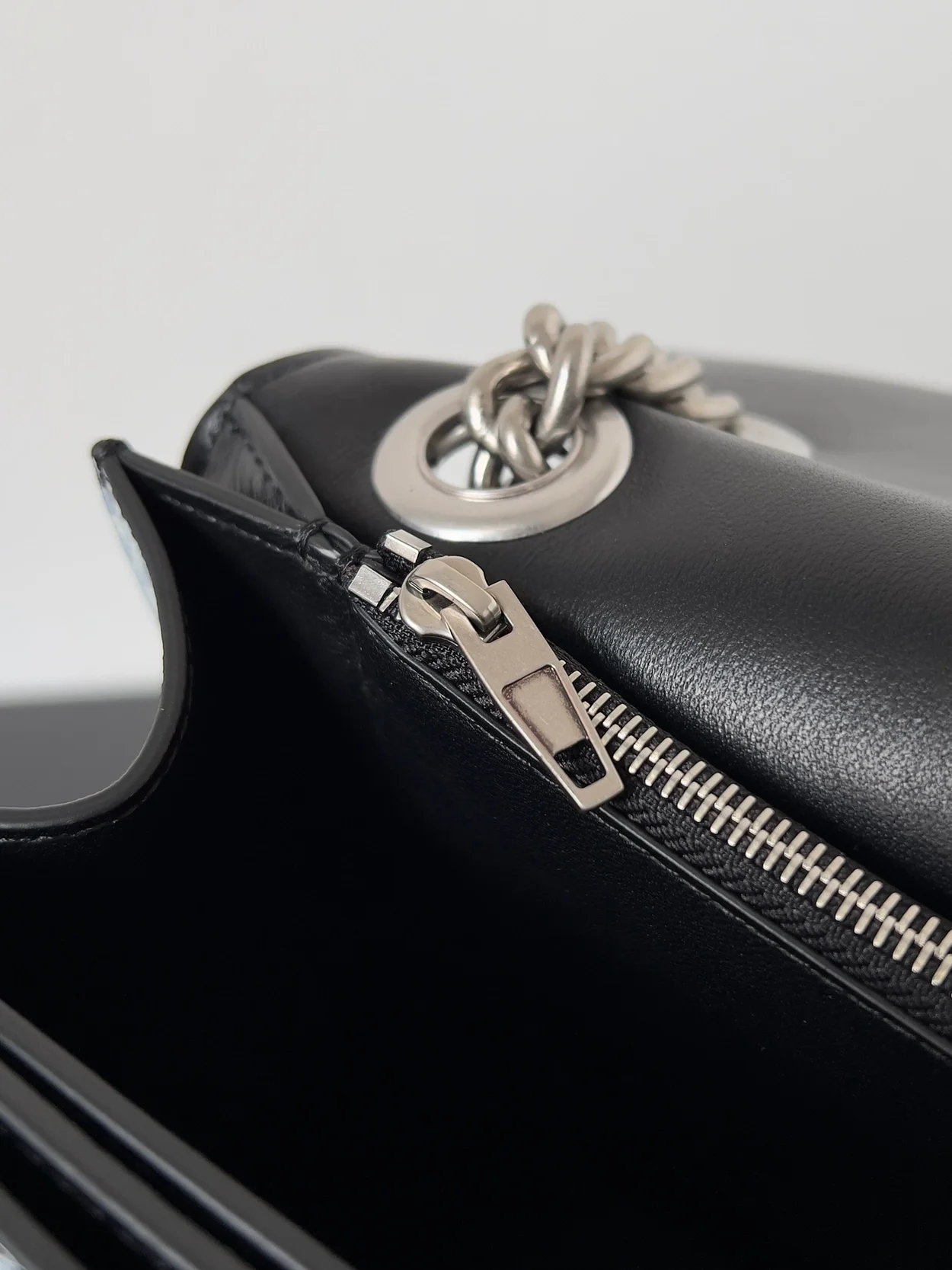 발렌시아가 그래피티 프린트 크러쉬 핸드백