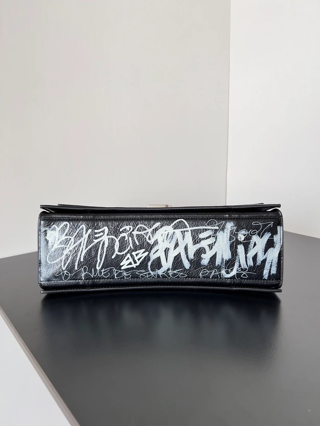 발렌시아가 그래피티 프린트 크러쉬 핸드백