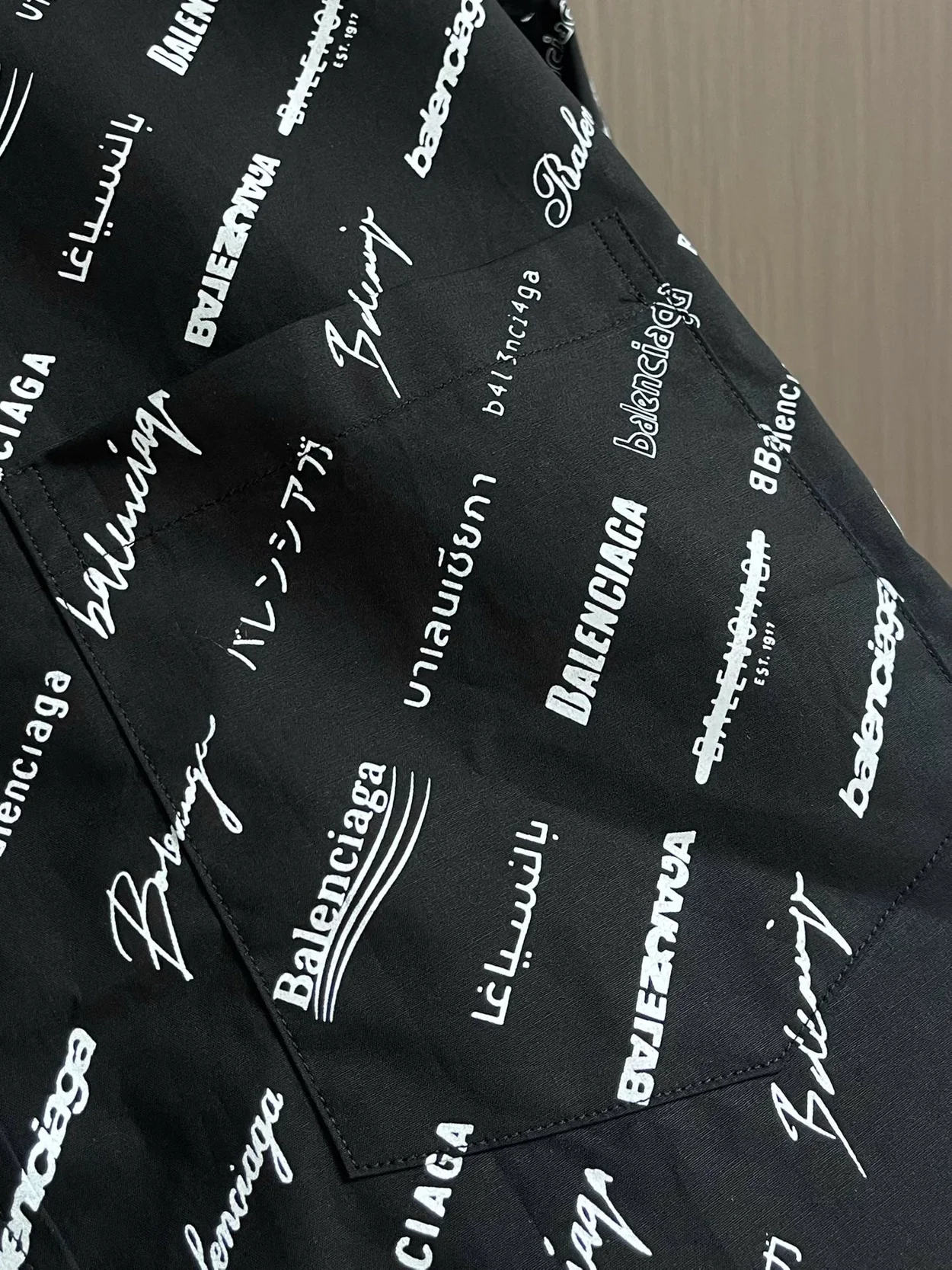 발렌시아가 로고매니아 라지 핏 올 오버 셔츠