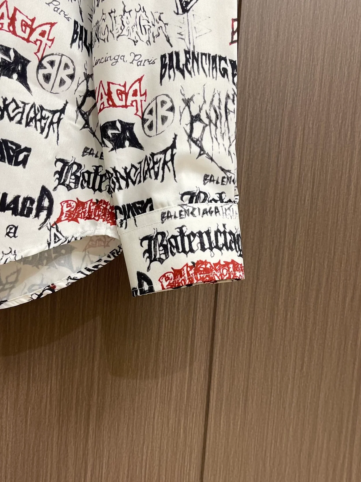 발렌시아가 올 오버 로고 롱 슬리브 셔츠