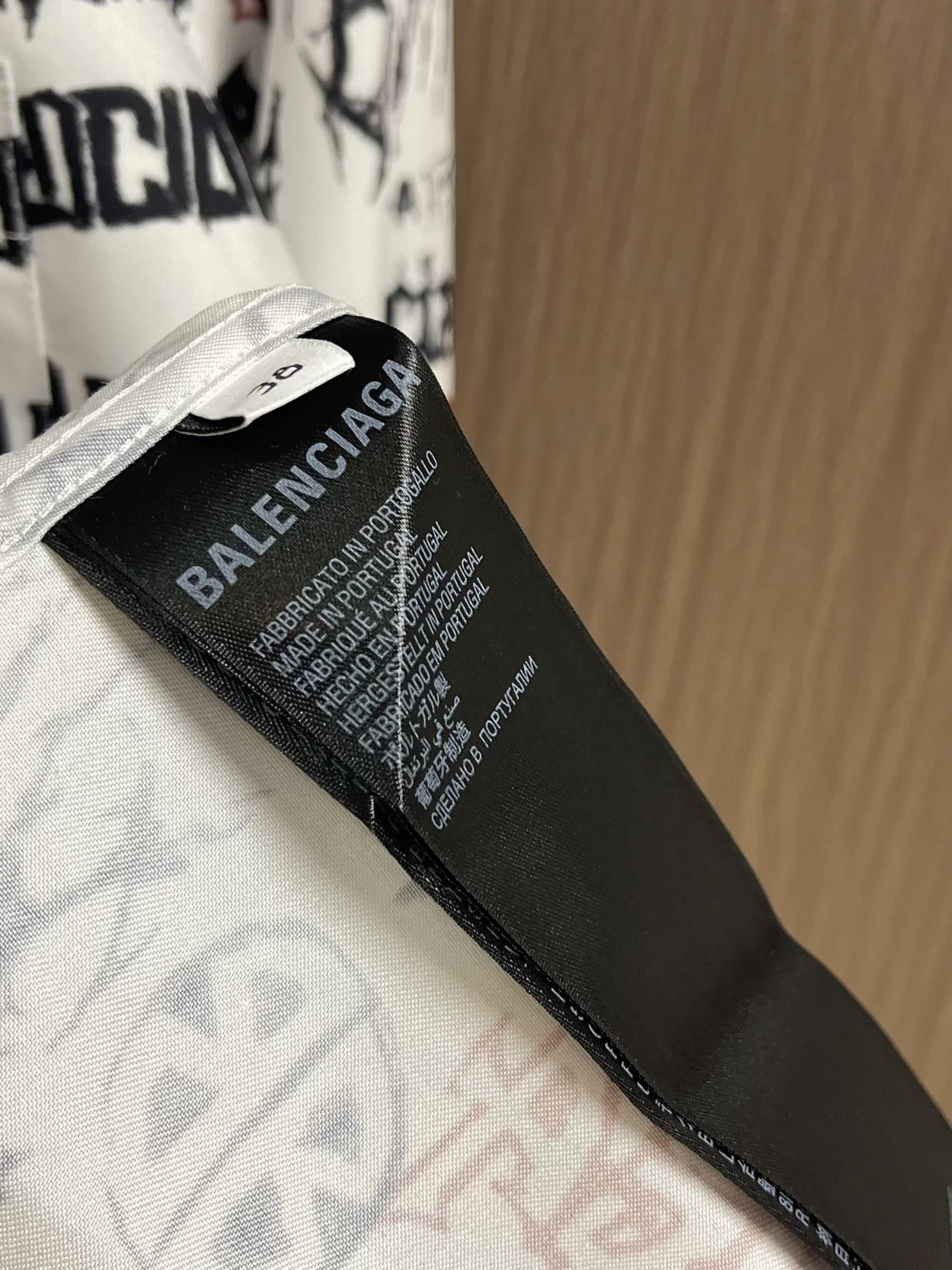 발렌시아가 올 오버 로고 롱 슬리브 셔츠