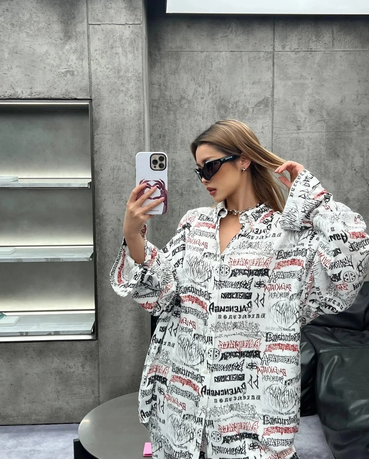 발렌시아가 올 오버 로고 롱 슬리브 셔츠