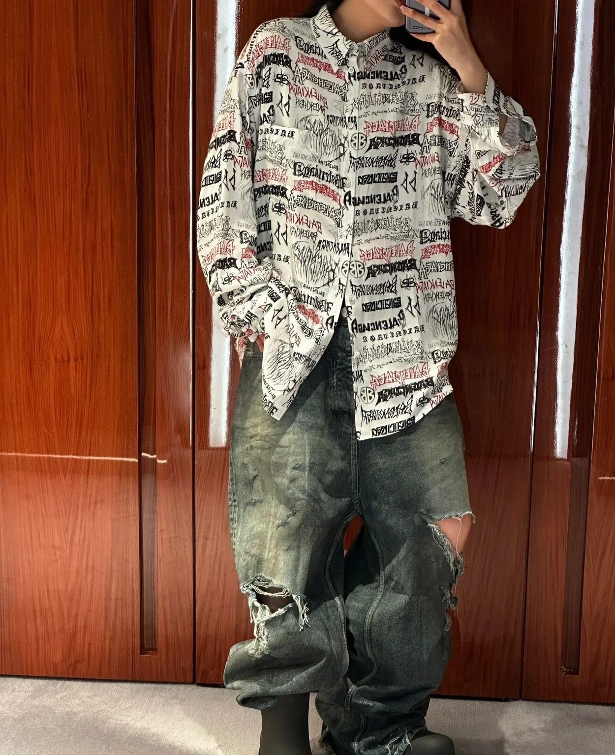 발렌시아가 올 오버 로고 롱 슬리브 셔츠