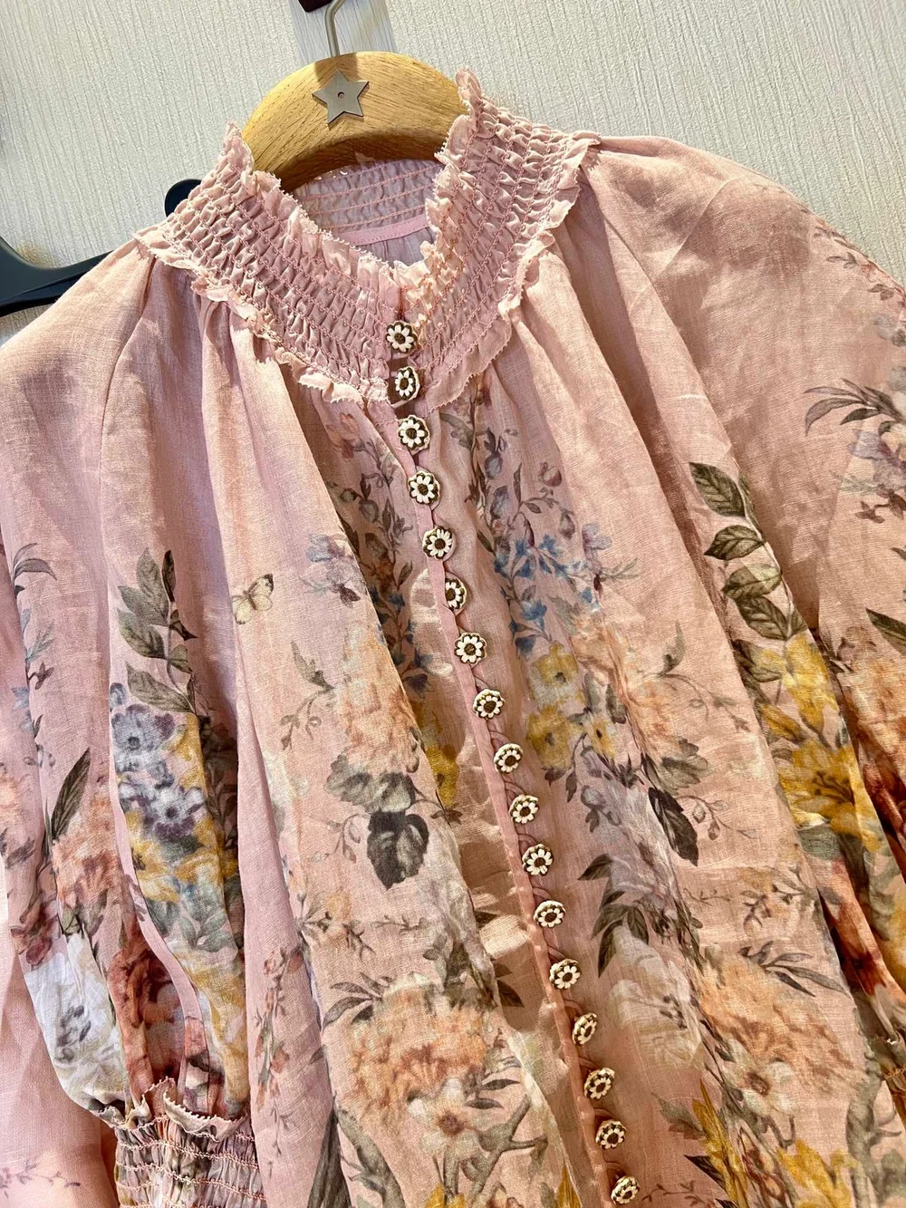 짐머만 플로럴 셔링 라미 블라우스