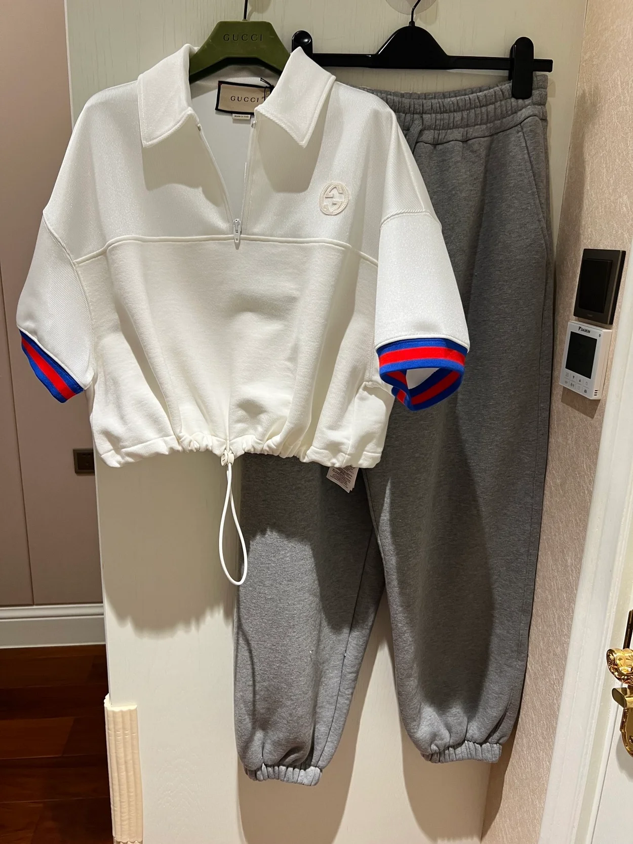 구찌 오프 화이트 웹 저지 폴로 셔츠