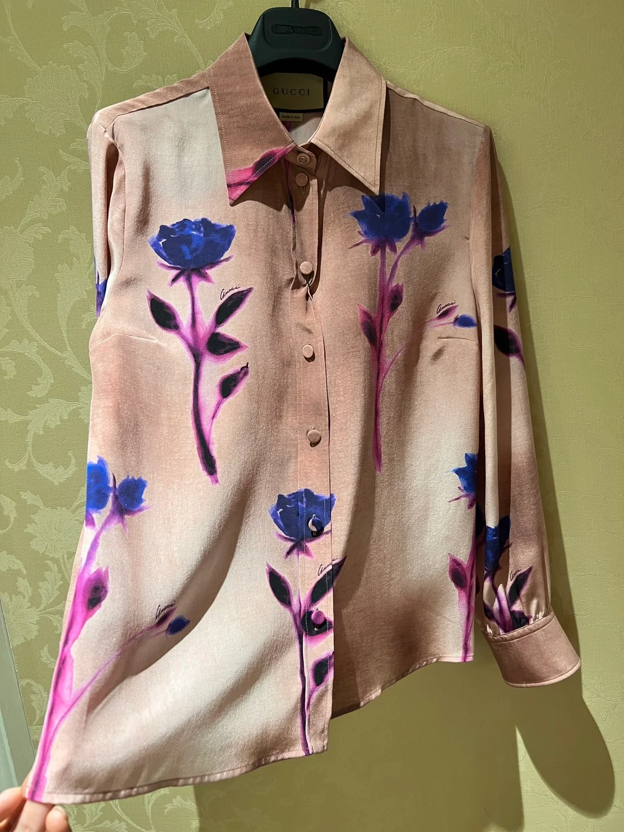 구찌 플로럴 프린트 크레프 드 신 셔츠