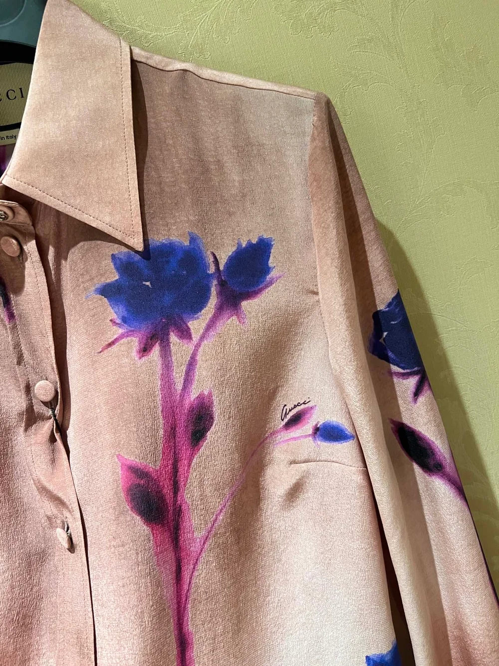 구찌 플로럴 프린트 크레프 드 신 셔츠