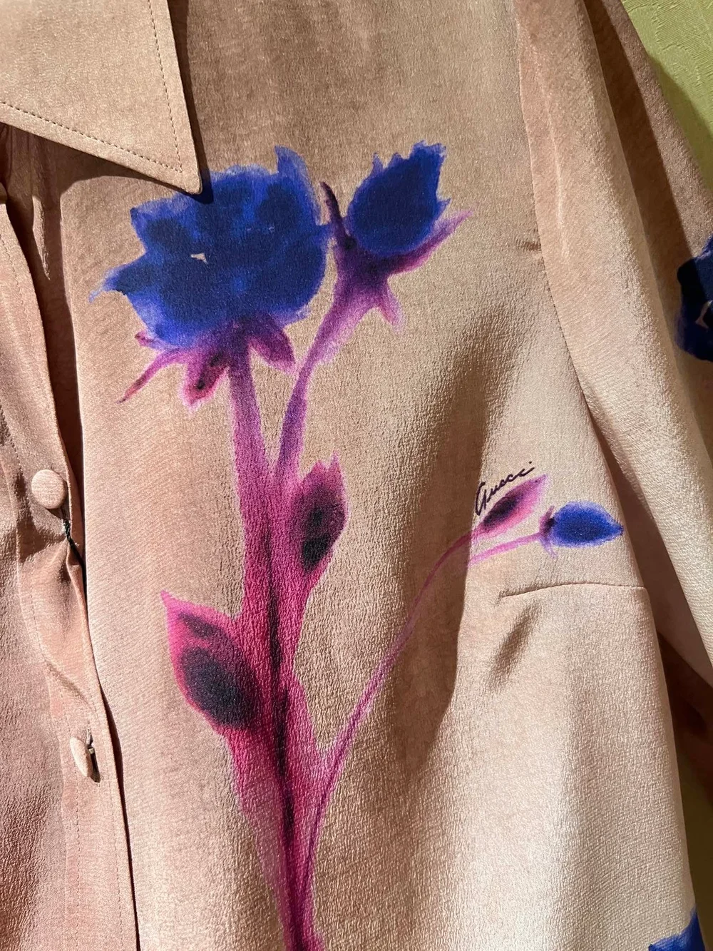 구찌 플로럴 프린트 크레프 드 신 셔츠