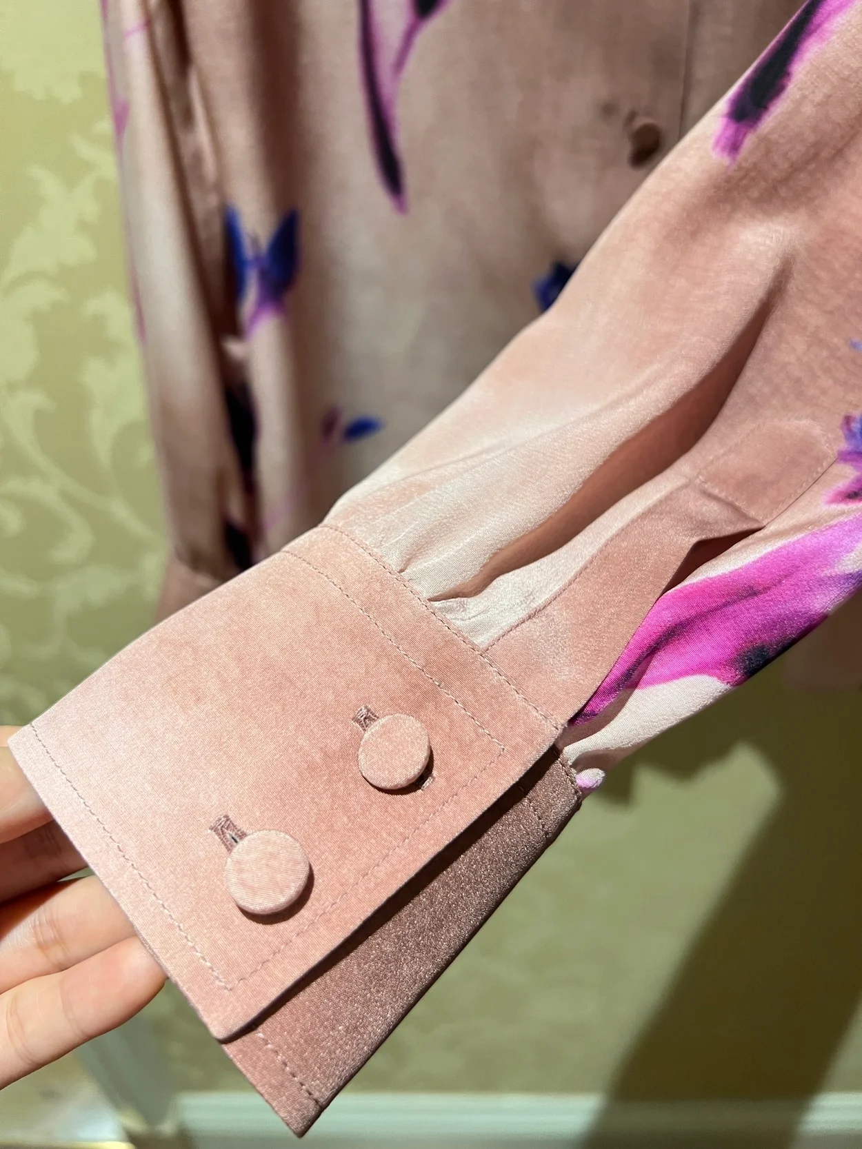 구찌 플로럴 프린트 크레프 드 신 셔츠