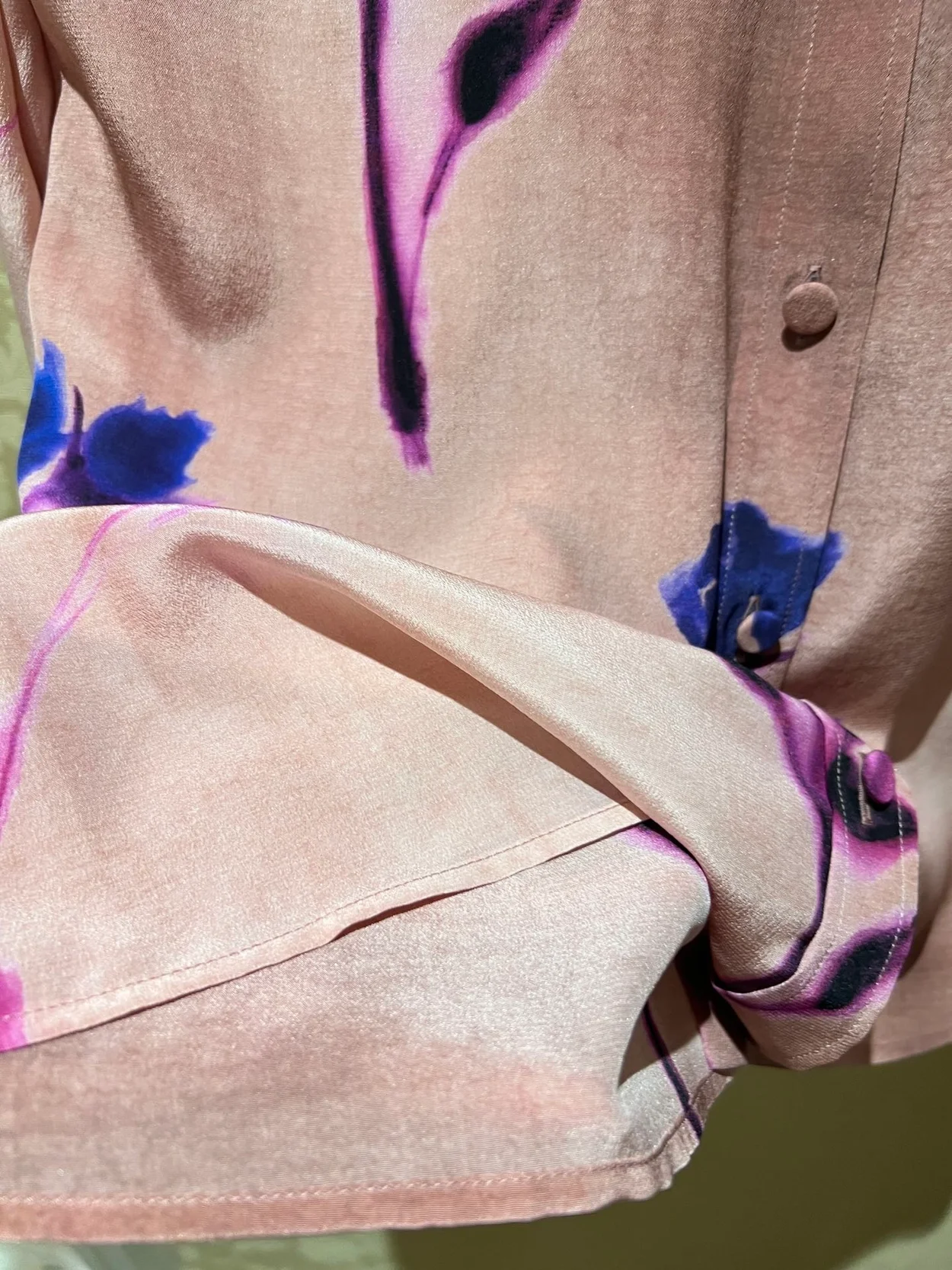 구찌 플로럴 프린트 크레프 드 신 셔츠