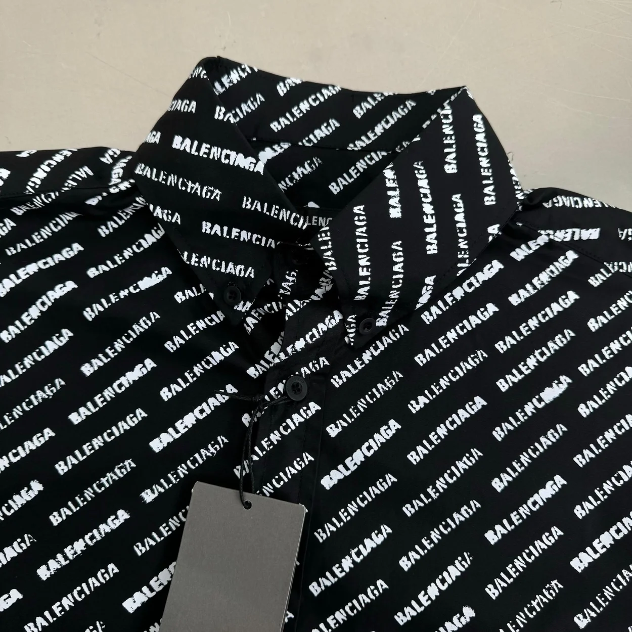 발렌시아가 올 오버 로고 셔츠