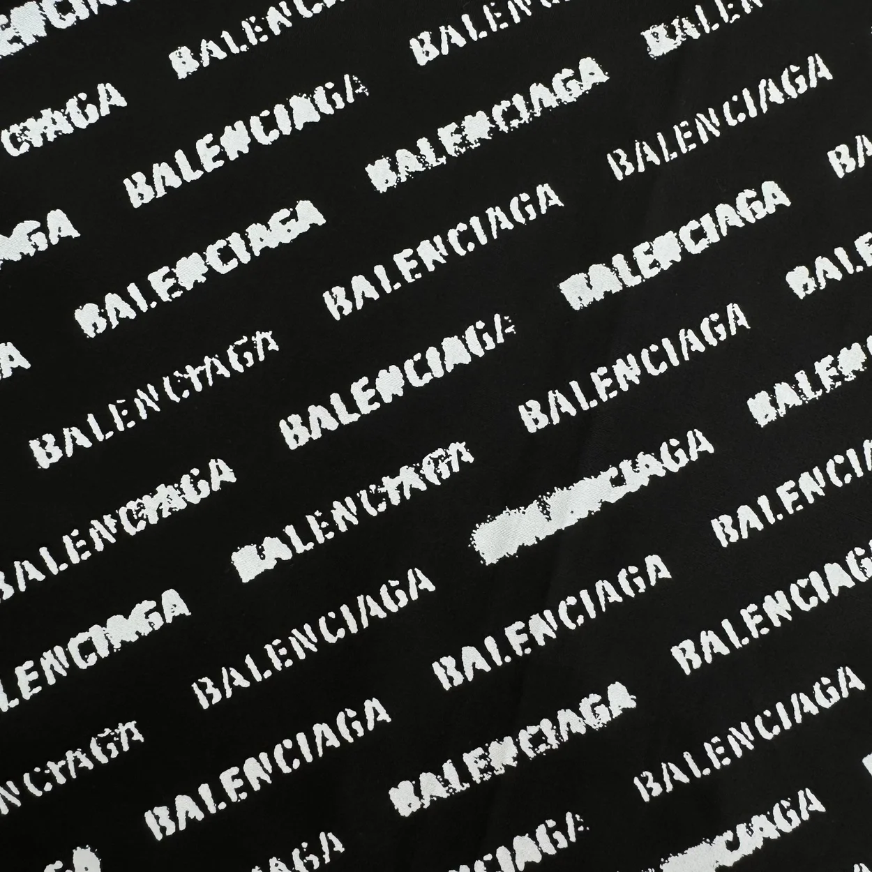 발렌시아가 올 오버 로고 셔츠