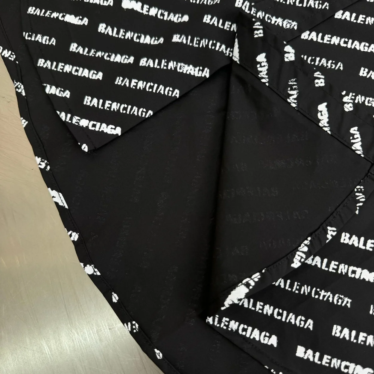 발렌시아가 올 오버 로고 셔츠