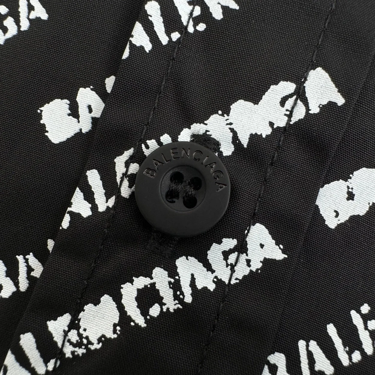 발렌시아가 올 오버 로고 셔츠