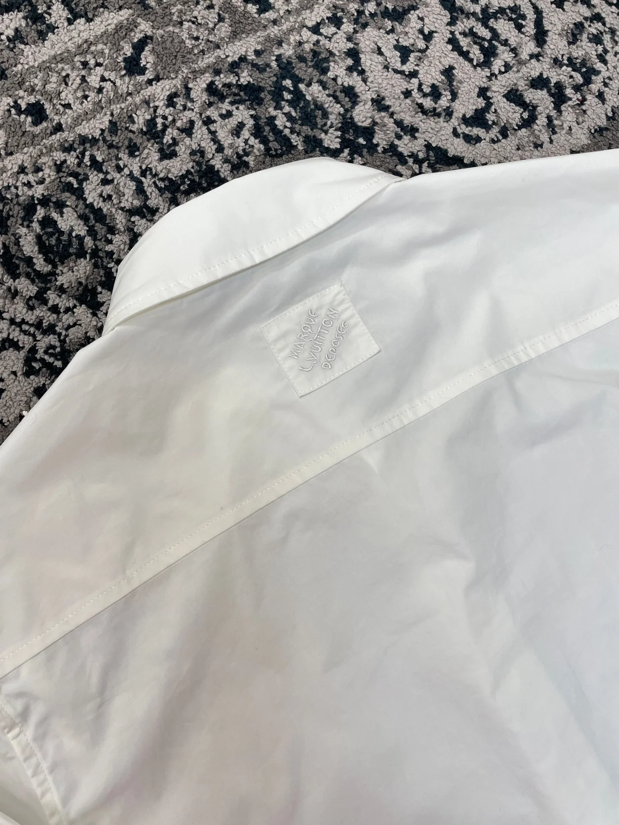 루이비통 펄 버튼 핏티드 롱 슬리브드 코튼 셔츠