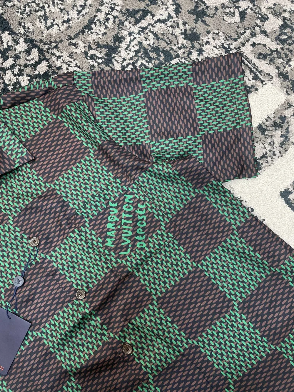 루이비통 오픈 칼라 쇼트 슬리브드 실크 셔츠 1AFJAS