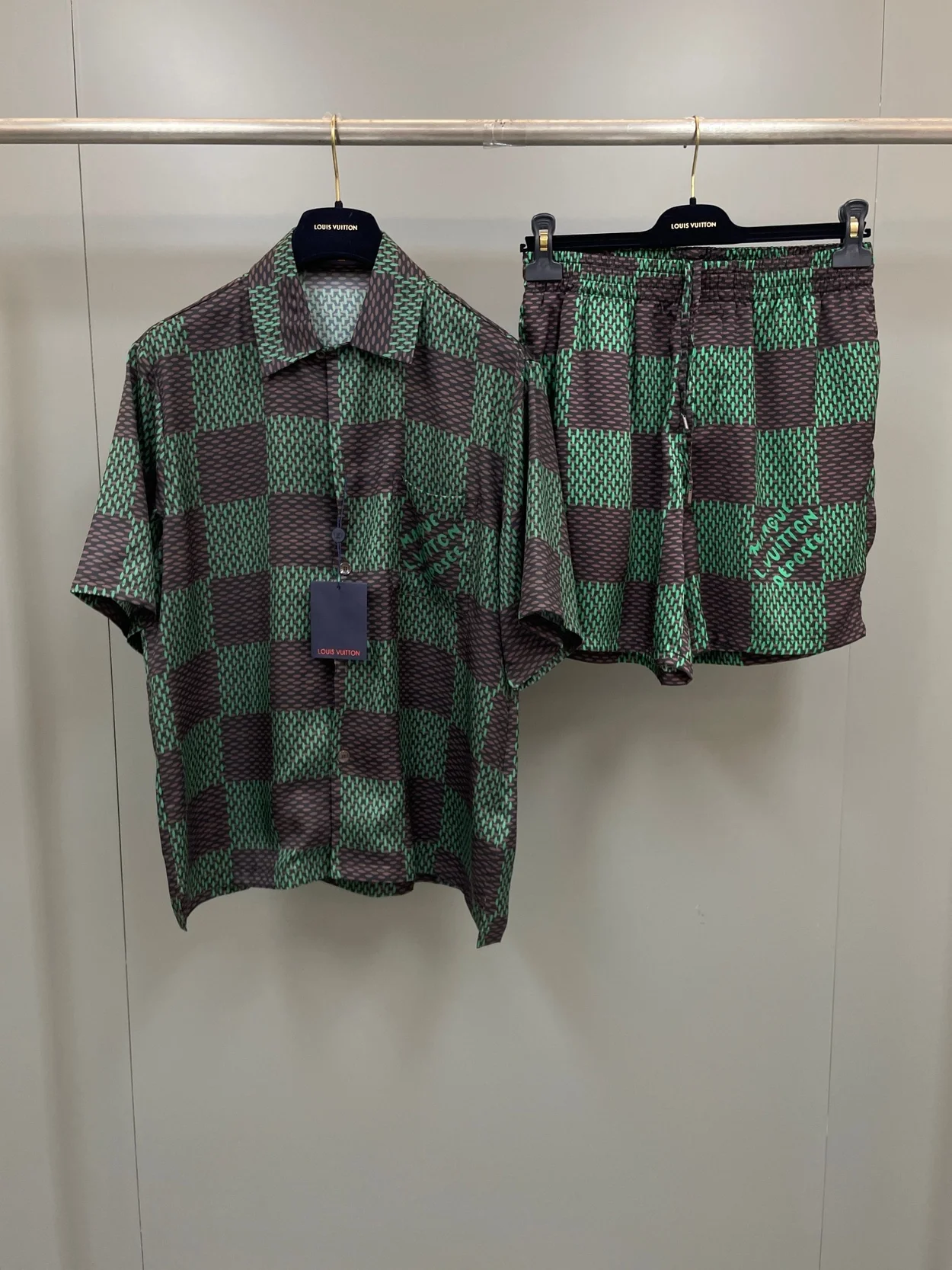 루이비통 오픈 칼라 쇼트 슬리브드 실크 셔츠 1AFJAS