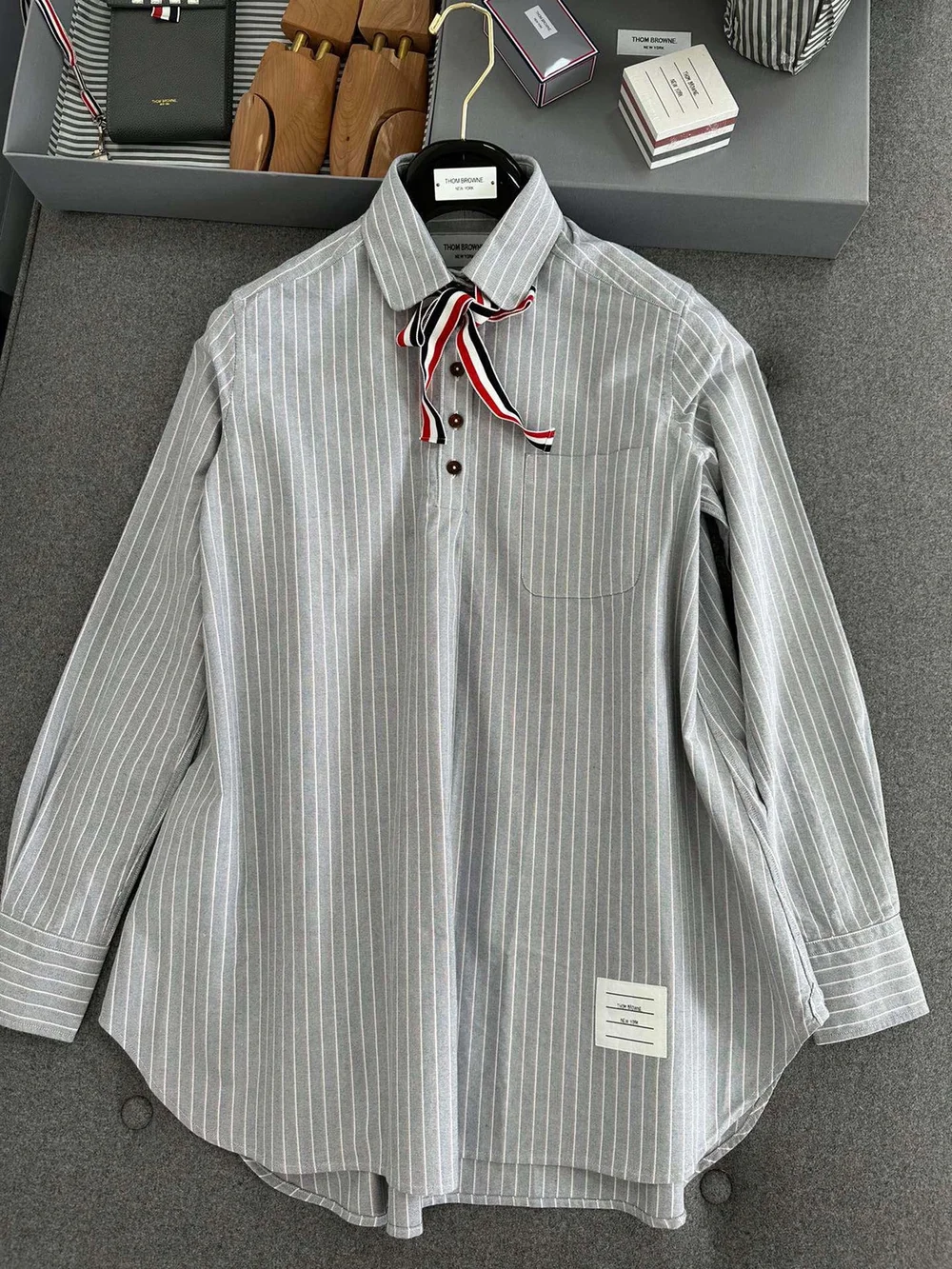 톰브라운 섀도 핀스트라이프 보타이 블루종 셔츠