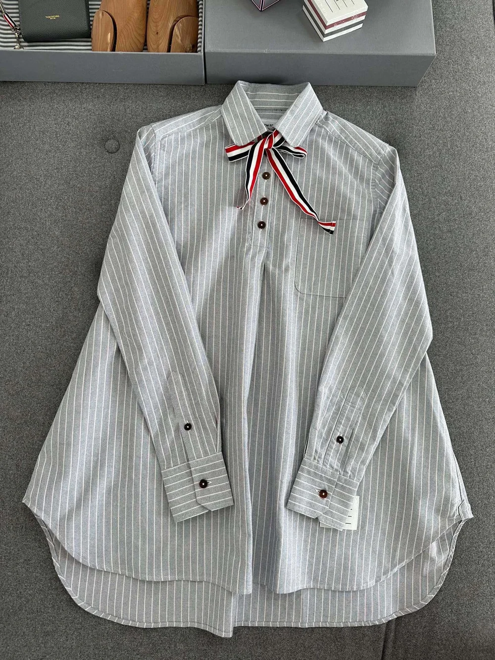 톰브라운 섀도 핀스트라이프 보타이 블루종 셔츠