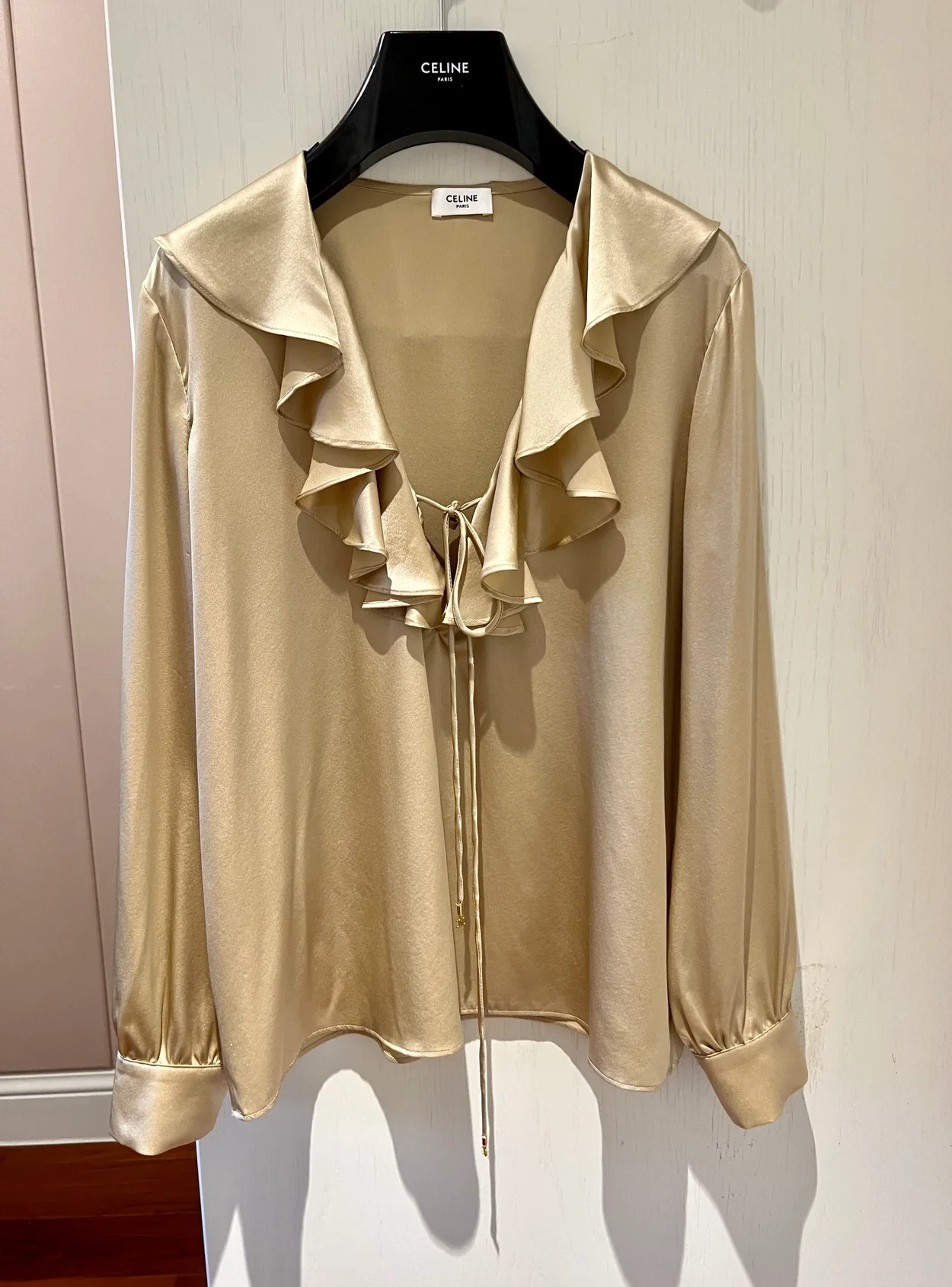 셀린느 샴페인 자보 칼라 세틴 블라우스