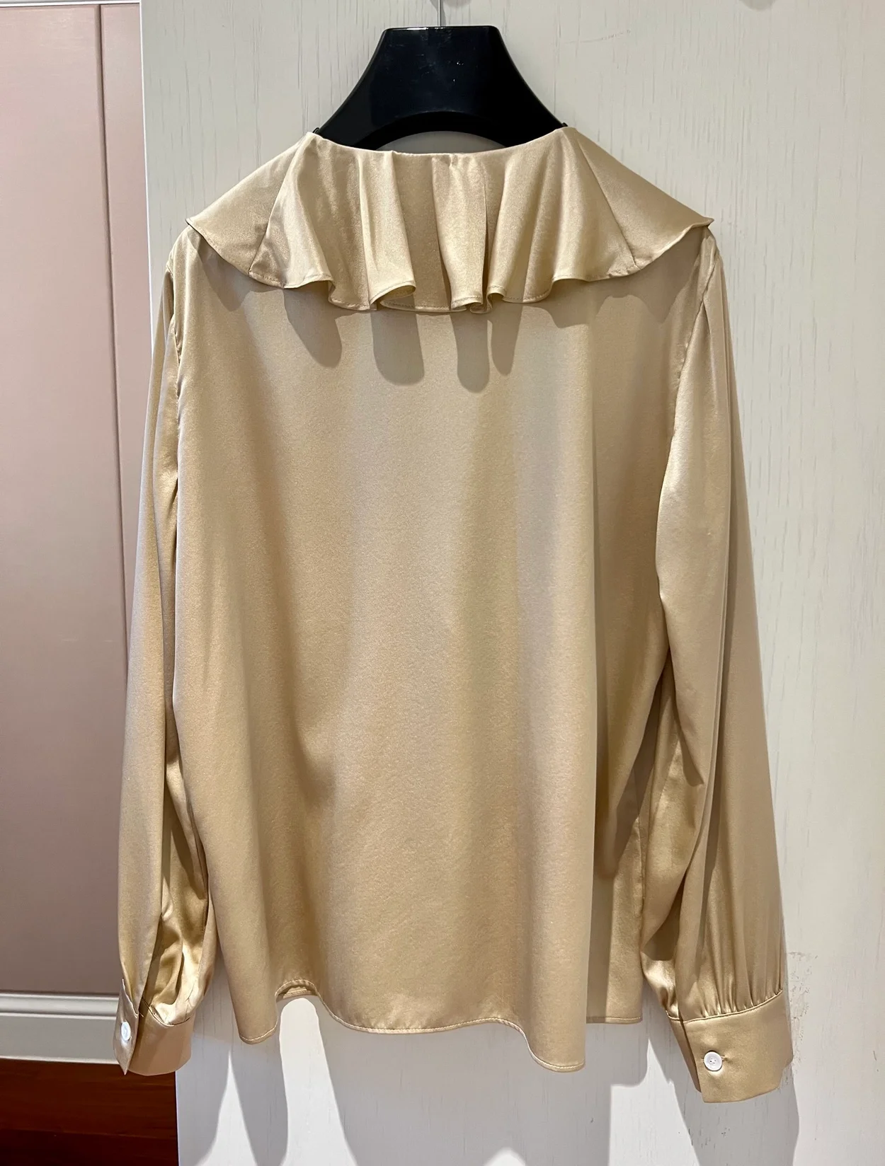 셀린느 샴페인 자보 칼라 세틴 블라우스