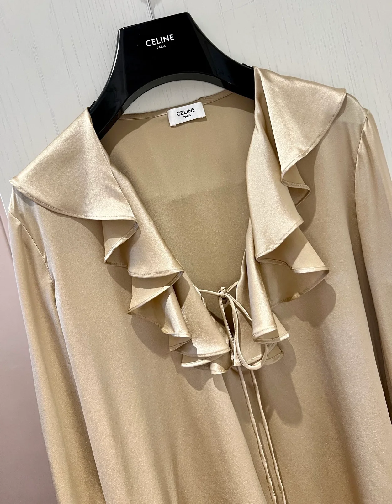 셀린느 샴페인 자보 칼라 세틴 블라우스