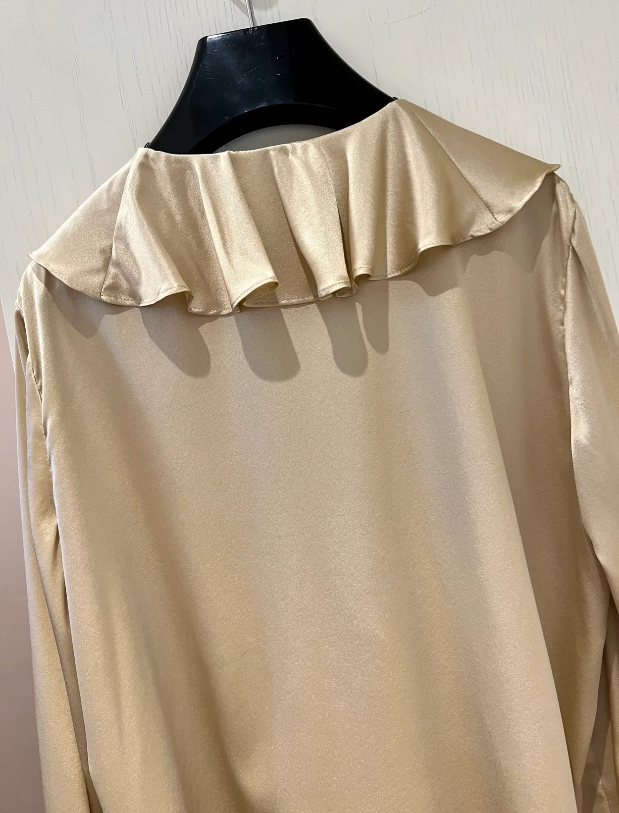 셀린느 샴페인 자보 칼라 세틴 블라우스