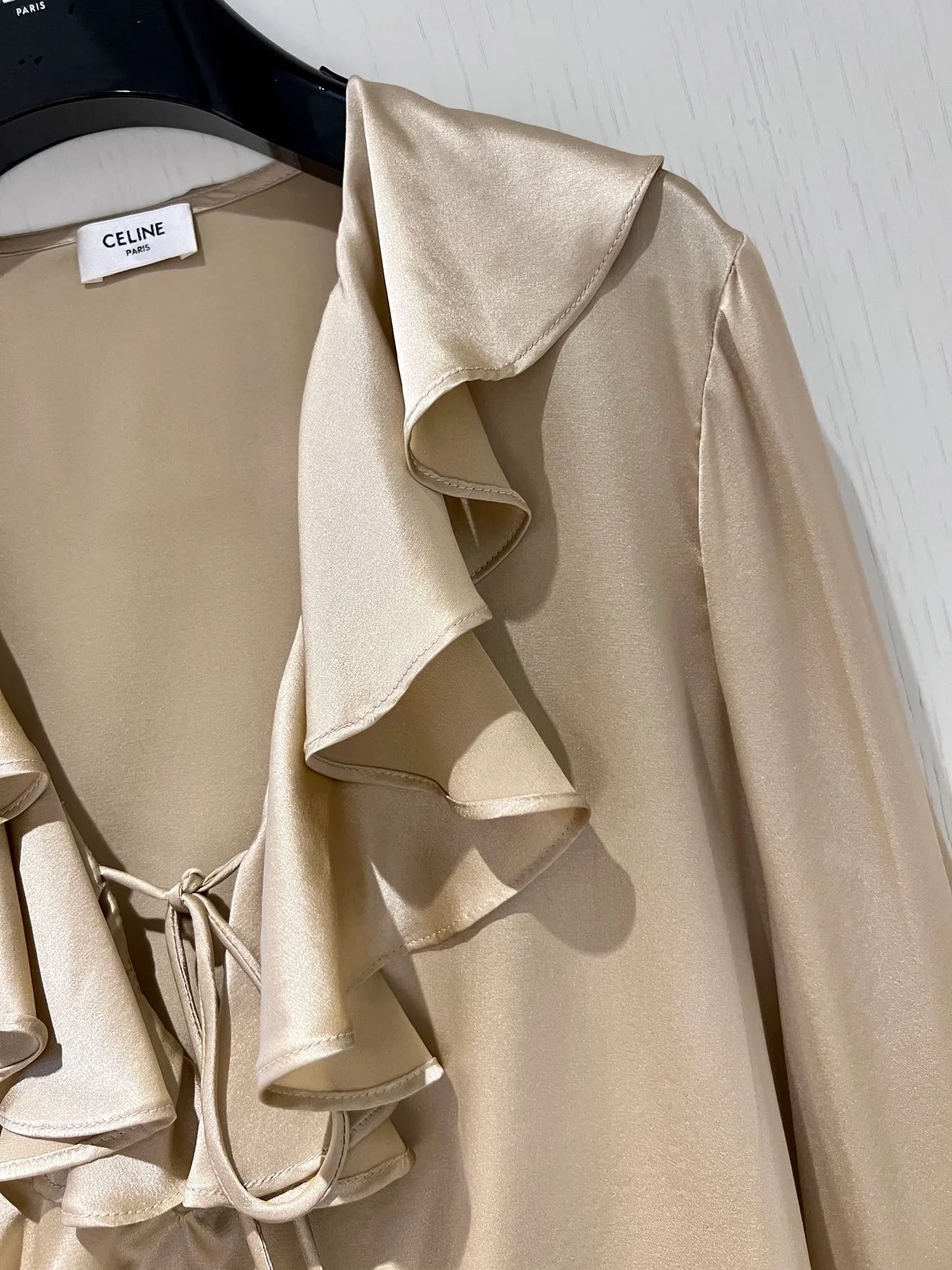 셀린느 샴페인 자보 칼라 세틴 블라우스