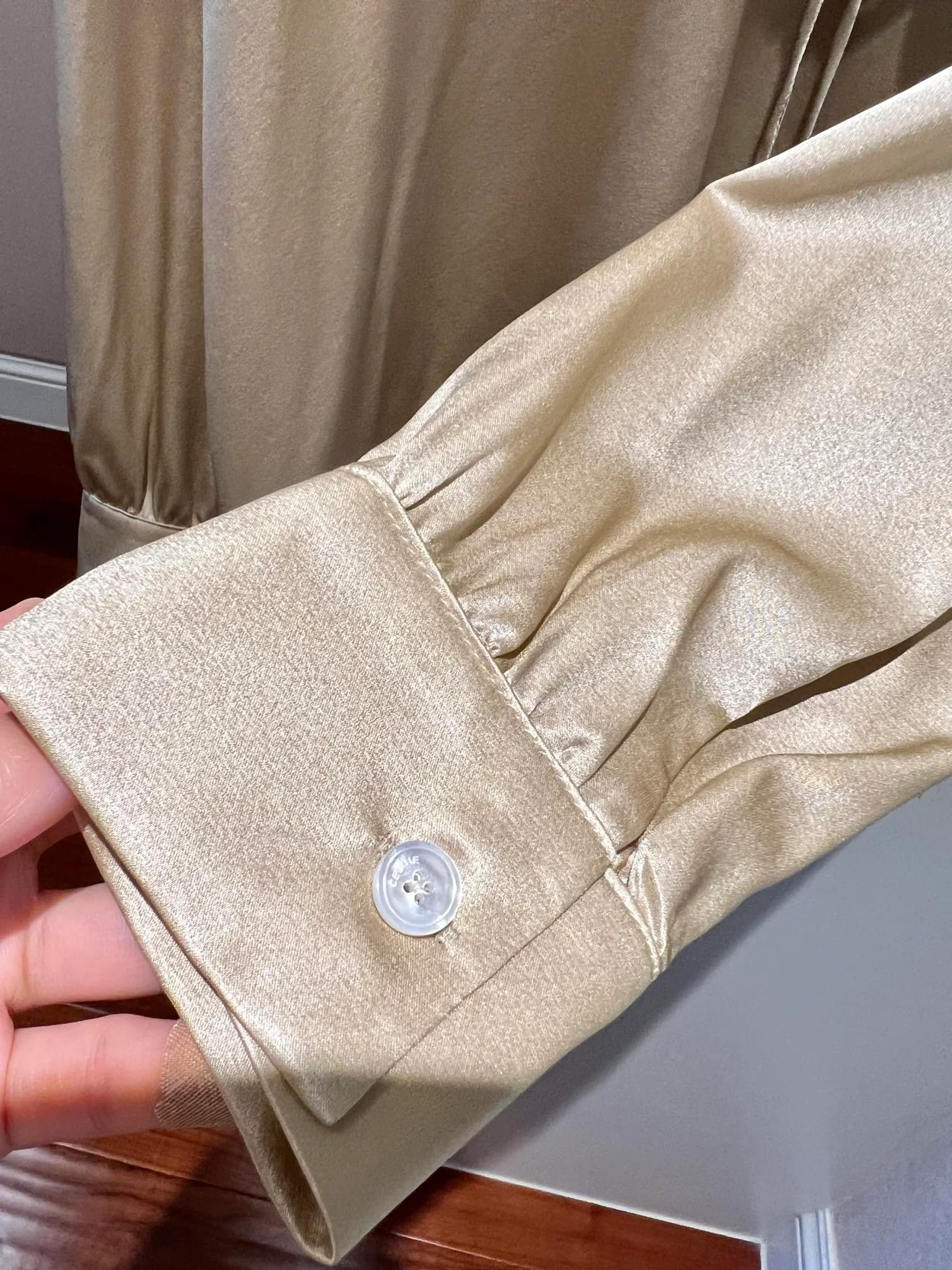 셀린느 샴페인 자보 칼라 세틴 블라우스