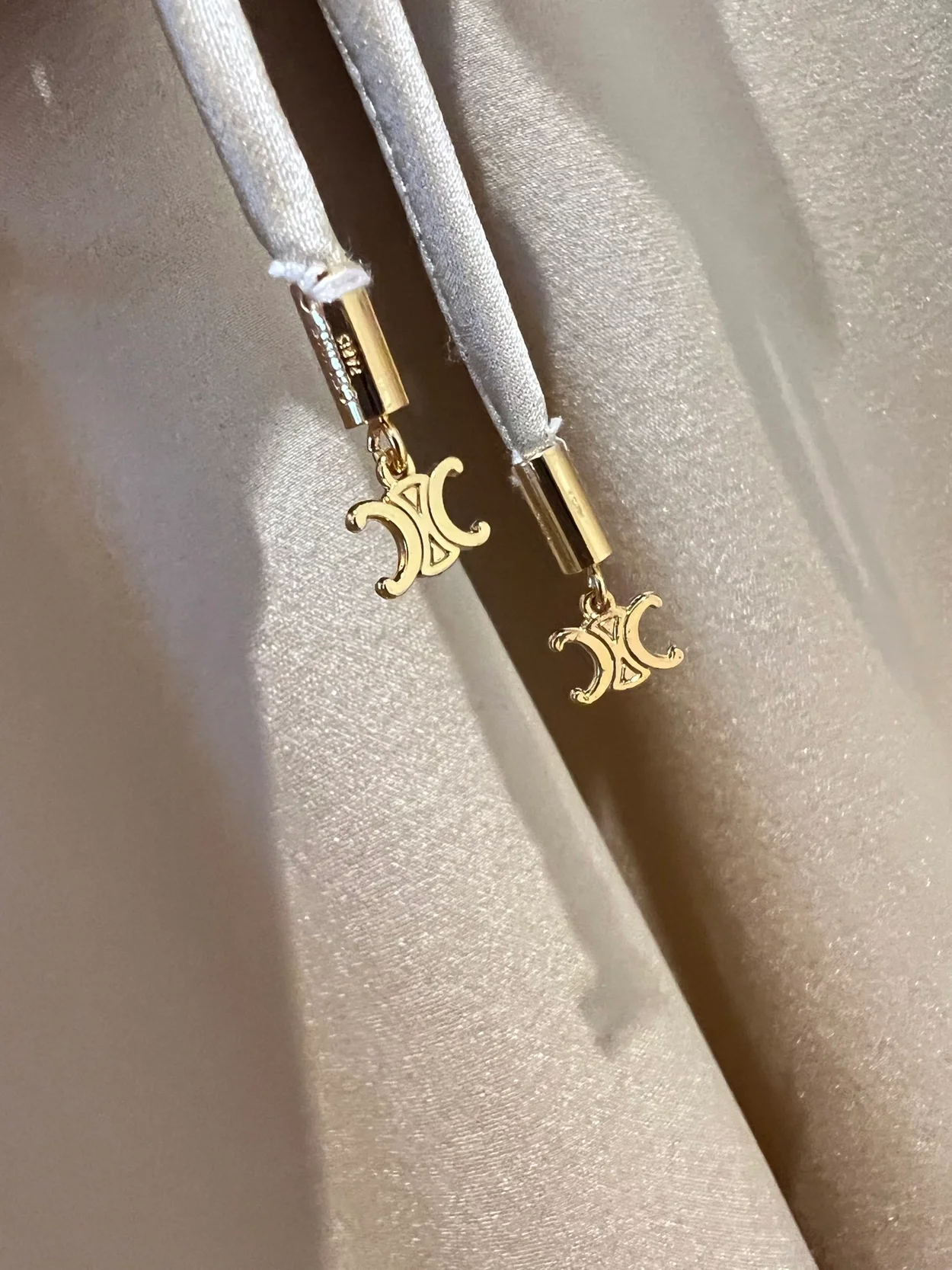 셀린느 샴페인 자보 칼라 세틴 블라우스